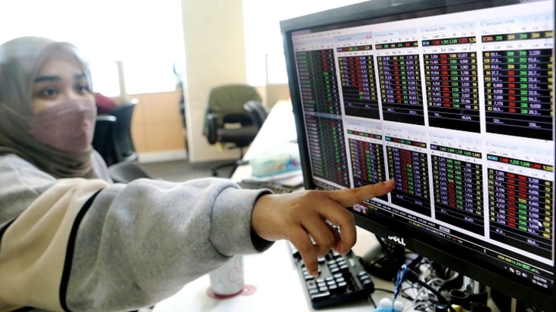 Investor memantau monitor saham di salah satu sekuritas di Jakarta. Foto ilustrasi:  Beritasatu Photo/Uthan AR