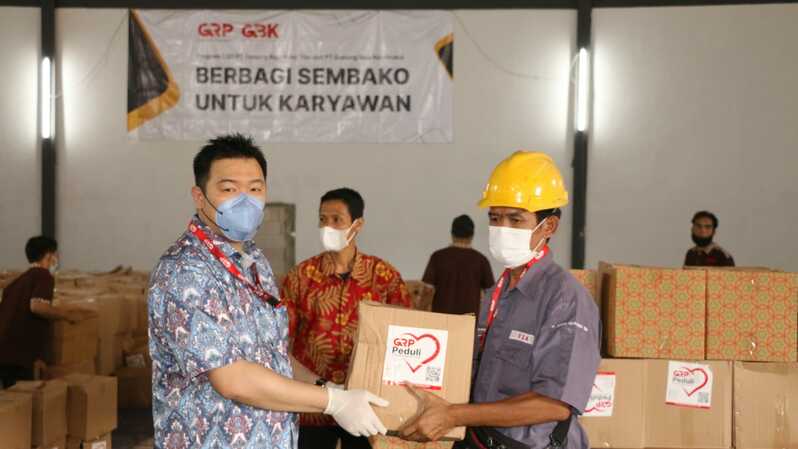 GRP, produsen baja nasional berbasis di Cikarang, Bekasi, Jawa Barat, memberikan bantuan sembako kepada sekitar 5.500 karyawan. (ist)