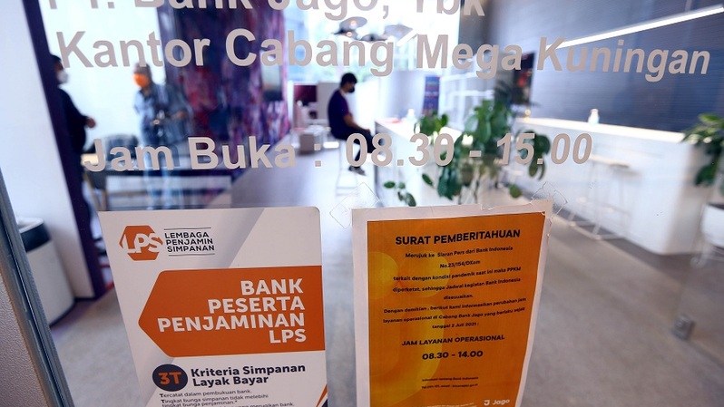 Pamflet LPS tertempel di salah satu kantor cabang Bank Jago di Jakarta. Foto ilustrasi:  BeritaSatu Photo/Mohammad Defrizal
