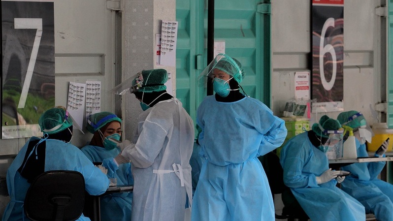 Tenaga kesehatan yang bertugas mengambil sample swab di sebuah lab pemeriksaan Covid-19 berbayar di Jakarta Selatan, Rabu (2/2/2022).  Foto ilustrasi: BeritaSatuPhoto/Joanito De Saojoao