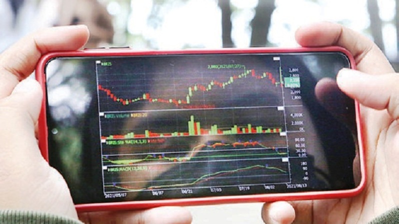 Investor memantau pergerakan saham. Foto ilustrasi: Beritastu Photo/Uthan AR