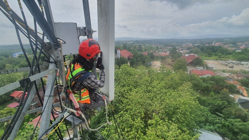 Teknisi sedang merawat menara BTS 4G XL Axiata di Kendari, Provinsi Sulawesi Tenggara. (IST)