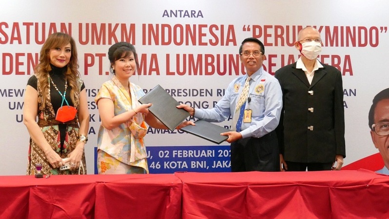 CEO SellerUp Academy, Christina Yaori dan  Ketum Perumkmindo, Arifin Ibrahim tanda tangan MoU kerja sama untuk pasar produk UMKM di Amazon, Jakarta, Rabu, 2 Februari 2022. Foto: Istimewa
