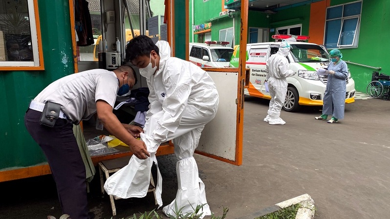 Sejumlah warga antri mendaftar untuk dilakukan tindakan tes swab di sebuah fasilitas lab berbayar di Jakarta Timur, Jumat (4/2/2022). Foto ilustrasi:  BeritaSatuPhoto/Joanito De Saojoao