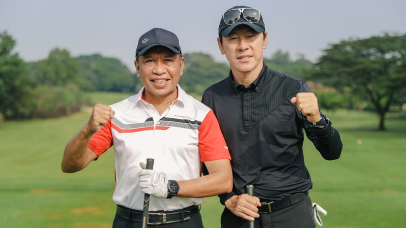 Menpora Zainudin Amali usai bermain golf bersama  Shin Tae-Yong di Royal Halim, Jakarta, Jumat (4/2).