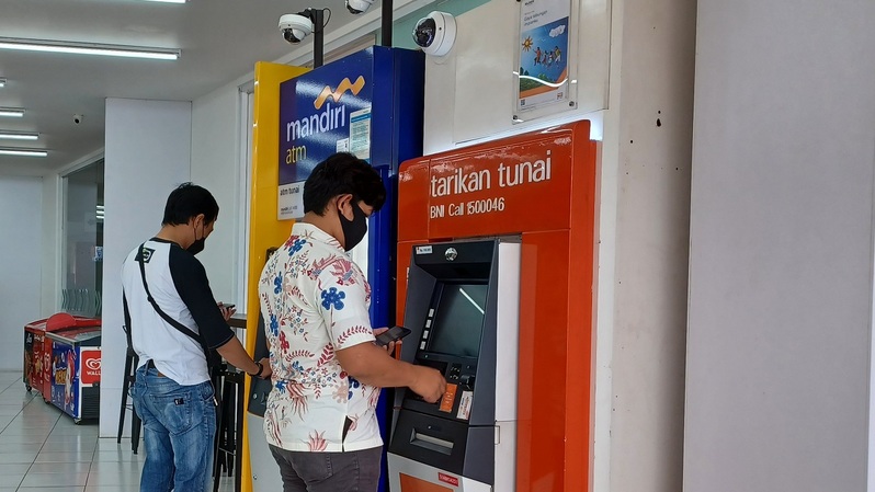 Nasabah menarik uang di galeri ATM di Jakarta. Foto ilustrasi: Beritasatu Photo/Uthan AR
