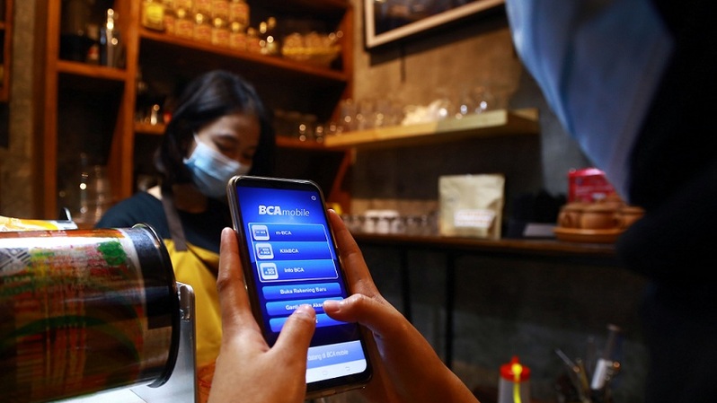 Konsumen membayar menggunakan mobile banking sebuah bank di Jakarta. Foto ilustrasi:  BeritaSatu Photo/Mohammad Defrizal
