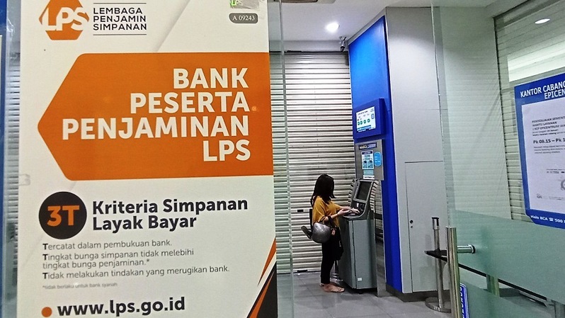 Informasi soal LPS di lokasi mesin anjungan tunai mandiri (ATM) di Jakarta. Foto ilustrasi: BeritaSatu Photo/Mohammad Defrizal