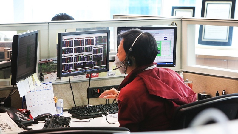 Investor memantau monitor saham di salah satu sekuritas di Jakarta. Foto ilustrasi: Beritasatu Photo/Uthan AR