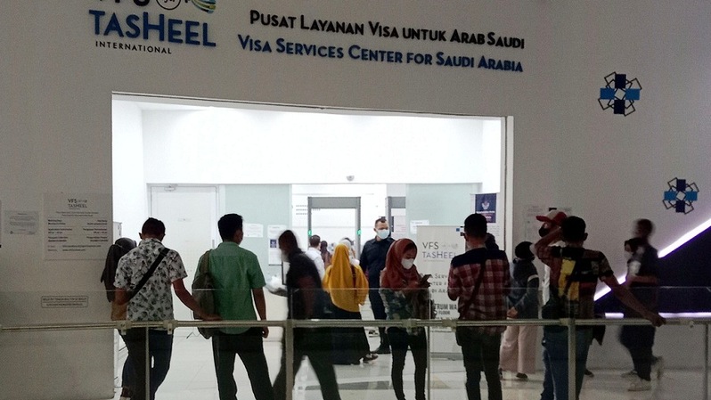 Sejumlah calon pekerja mengurus visa di Pusat Layanan Visa untuk Arab Saudi di Jakarta, Senin (14/2/2022). Foto ilustrasi:  BeritaSatu Photo/Mohammad Defrizal