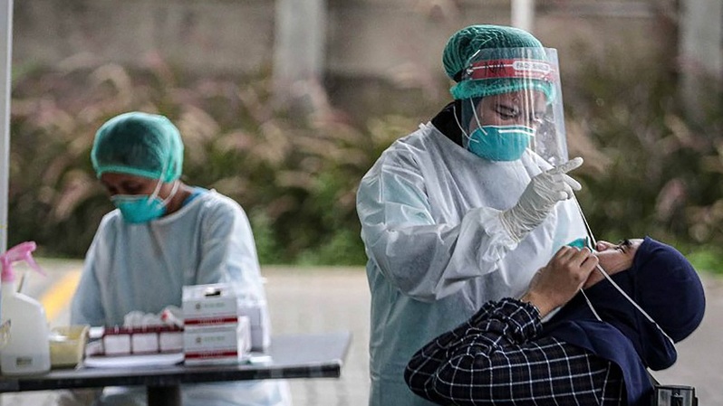 Tenaga kesehatan mengambil sample swab warga di sebuah lab berbayar di Cilandak, Jakarta Selatan. Foto ilustrasi: BeritaSatuPhoto/Joanito De Saojoao