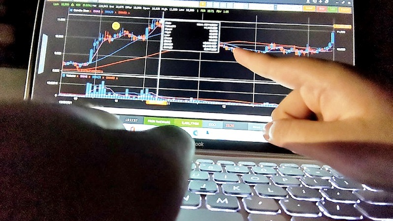 Investor memantau pergerakan saham melalui monitor. Foto ilustrasi: Investor Daily/David Gita Roza 