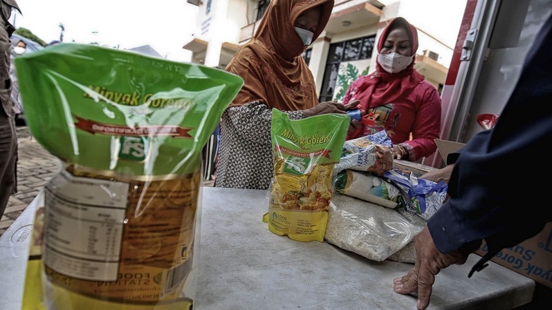 Warga antri untuk membeli berbagai kebutuhan pangan saat operasi pasar murah di Kelurahan Pondok Kopi, Duren Sawit, Jakarta Timur, Kamis (24/2/2022). Foto ilustrasi: BeritaSatuPhoto/Joanito De Saojoao
