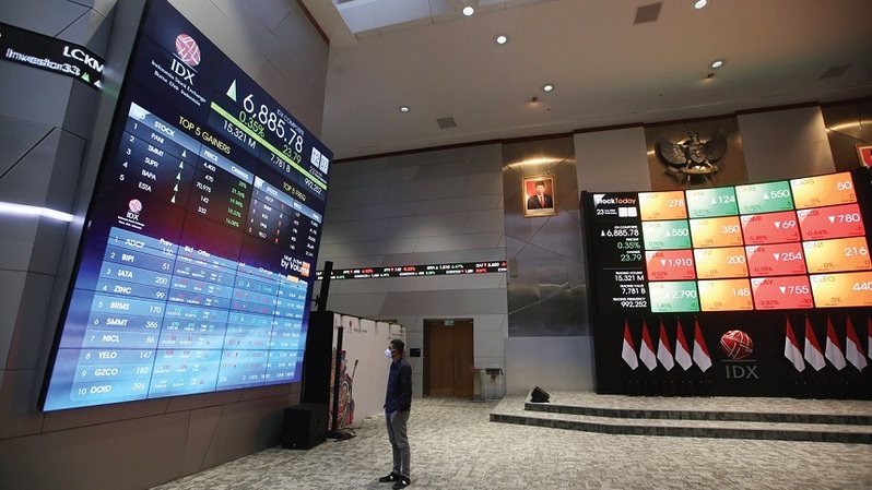 Pekerja memperhatikan layar pergerakan saham di gedung BEI, Jakarta. Foto ilustrasi: Investor Daily/David Gita Roza