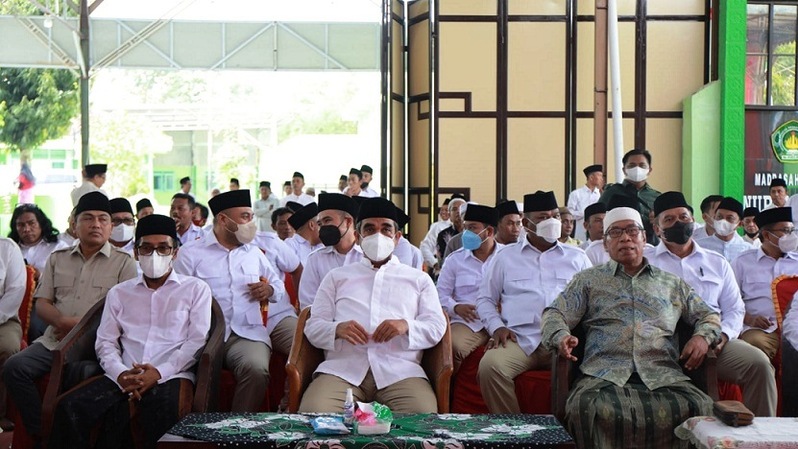 Sekjen Partai Gerindra Ahmad Muzani saat menghadiri acara silaturahmi dengan seluruh anggota DPRD kabupaten kota se-Madura di Pondok Pesantren Nurul Iman, Sumenep, Jumat, 25 Februari 2022.