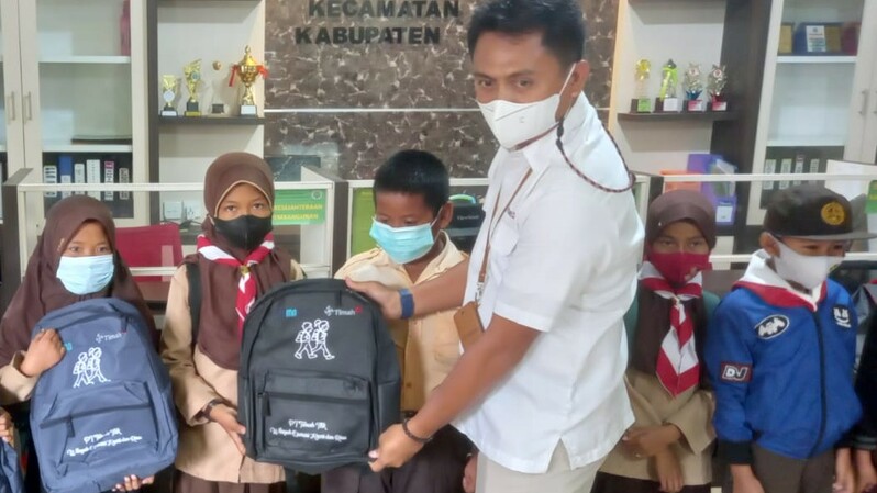 PT Timah bagikan 954 paket perlengkapan sekolah bagi anak-anak nelayan dan pesisir se Kecamatan Tebing, Kabupaten Karimun.