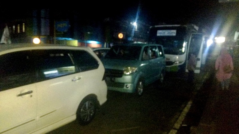 Arus kendaraan macet parah di kawasan Puncak, Kabupaten Bogor, Minggu (27/2/2022).