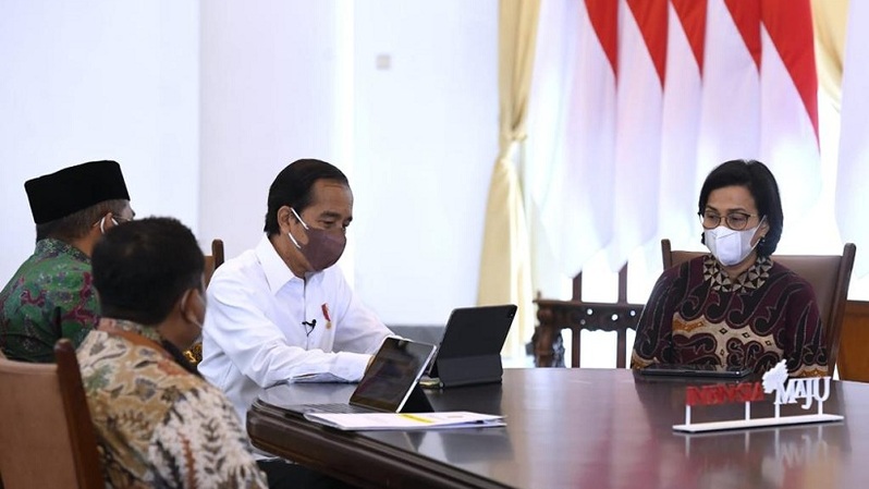 Presiden Joko Widodo --didamping Menteri Keuangan Sri Mulyani dan Direktur Jenderal Pajak Kementerian Keuangan Suryo Utomo.--melaporkan SPT Tahunan PPh, Jumat (4/3/2022). Foto: IST 