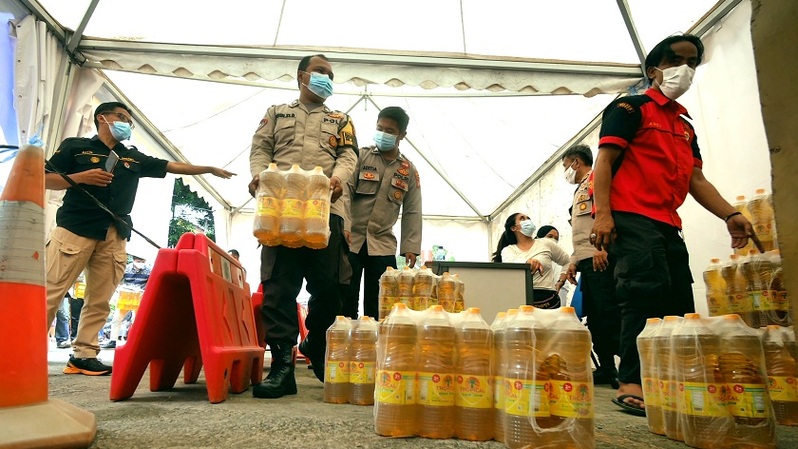 Warga mengantre membeli minyak goreng saat berlangsungnya operasi pasar minyak goreng di Mapolsek Tebet, Jakarta Selatan, Jumat (4/3/2022). Foto:  BeritaSatuPhoto/Joanito De Saojoao