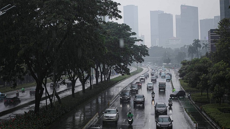 Arus kendaraan melintas saat hujan disertai angin kencang terjadi di Jalan Sudirman, Jakarta, Selasa (8/3/2022). 