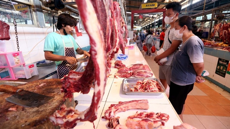Pedagang daging sapi di Pasar Modern BSD City, Tangerang Selatan, Banten (9/3/2022). Harga daging sapi di sini dijual Rp130 ribu -Rp170 ribu per kg, tergantung bagian daging yang dijual. Harga itu terbilang masih tinggi dibanding harga normal Rp110 ribu-Rp120 ribu/Kg-nya. Foto:   BeritaSatu Photo/Mohammad Defrizal  