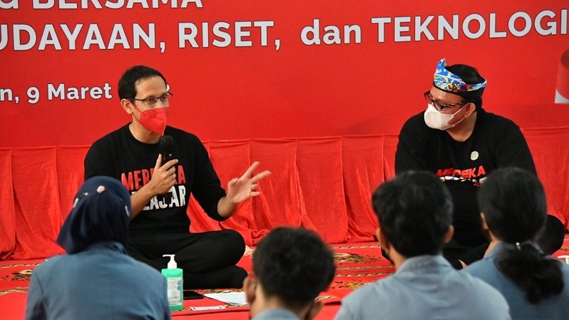 Mendikbudristek Nadiem Anwar Makarim saat berdialog  dengan mahasiswa, dosen dan pemda setempat  di Kampus UBT, Tarakan, Kalimantan Utara (9/3/2022).  Foto Kemendikbudristek