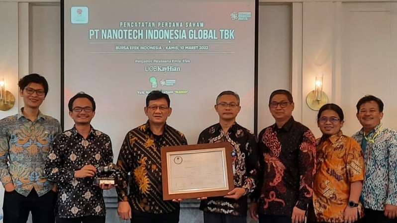 PT Nanotech Indonesia Global Tbk (NANO) mencatatkan saham di Bursa Efek Indonesia (BEI), Kamis (10/3/2022). Tampak direksi dan komisaris NANO.