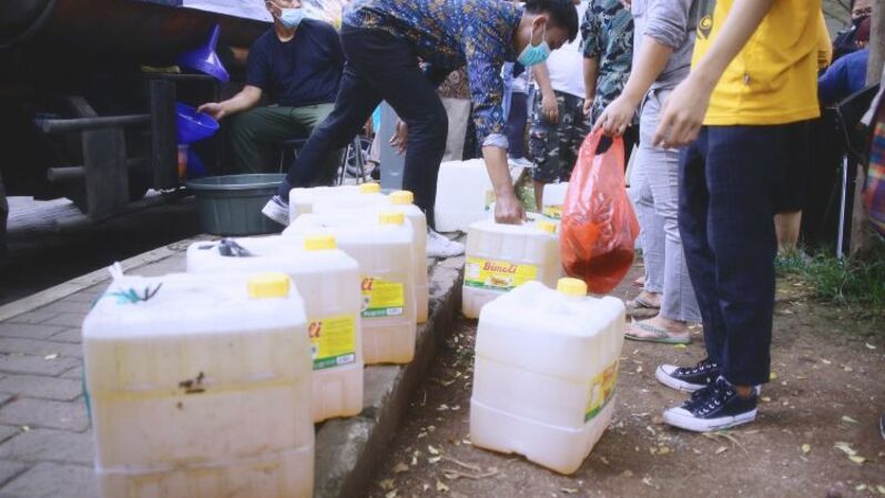 Sejumlah jerigen milik warga yang mengantre saat membeli minyak goreng curah dalam program Distribusi Minyak Goreng HET di kawasan Pasar Senen Blok III, Jakarta Pusat, Kamis (17/3/2022). Foto: BeritaSatuPhoto/Joanito De Saojoao