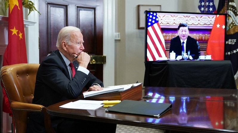 Beberapa waktu lalu, Presiden AS Joe Biden berbicara dengan Presiden Tiongkok Xi Jinping selama pertemuan puncak virtual dari Ruang Roosevelt Gedung Putih, Washington, DC. (FOTO: MANDEL NGAN / AFP)