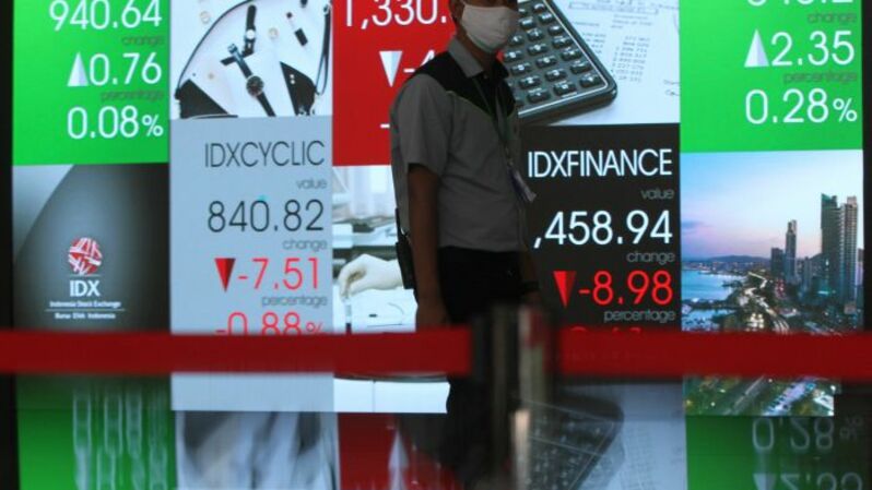 Karyawan melintas di Bursa Efek Indonesia (BEI) di Jakarta.  Foto ilustrasi: BeritaSatu Photo/Mohammad Defrizal 