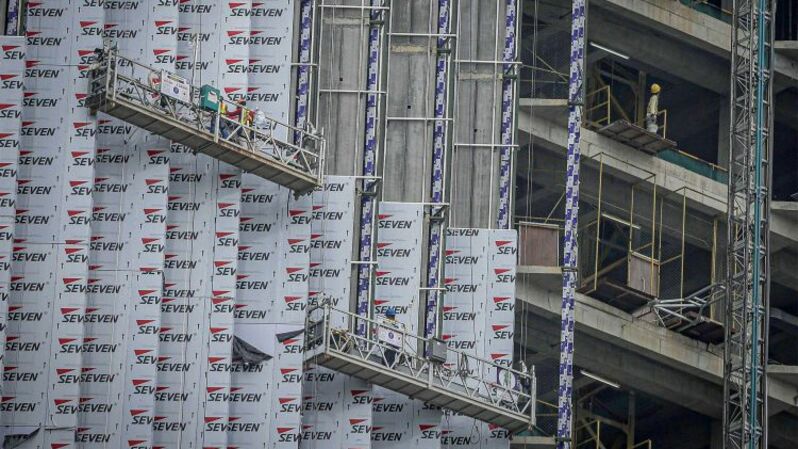 Sejumlah pekerja berada di ketinggian sebuah gedung konstruksi, Jakarta, Senin (21/3/2022).  Foto ilustrasi: BeritaSatuPhoto/Joanito De Saojoao