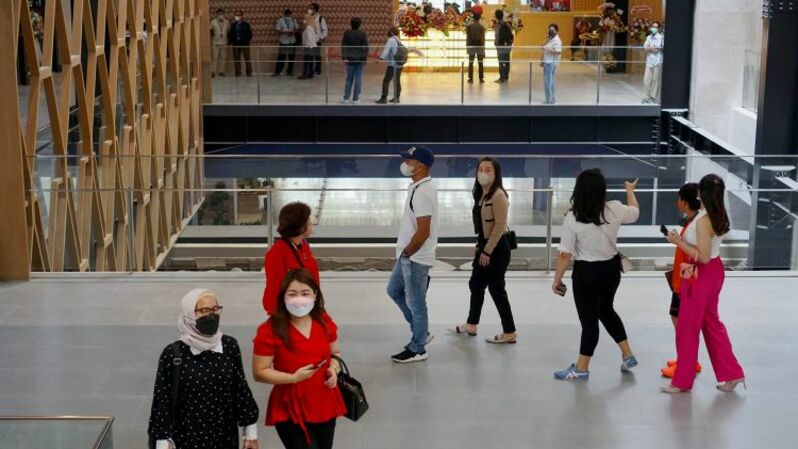 Sejumlah pengunjung di dalam pusat perbelanjaan Sarinah usai renovasi, di Jalan Thamrin, Jakarta, Senin (21/3/2022).  Foto: BeritaSatuPhoto/Joanito De Saojoao