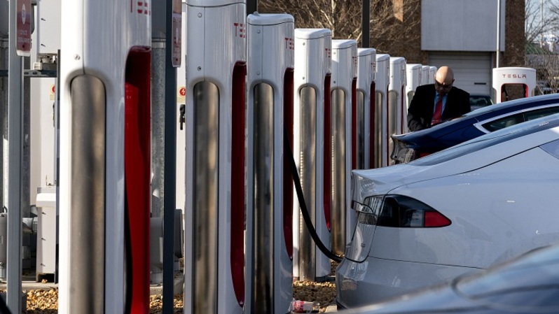 Mesin sedang mengisi daya sejumlah kendaraan listrik Tesla di Springfield, Virginia, pada 15 Maret 2022. Tesla menaikkan harga kendaraan listriknya untuk kedua kalinya dalam waktu kurang dari seminggu. (FOTO: STEFANI REYNOLDS / AFP)