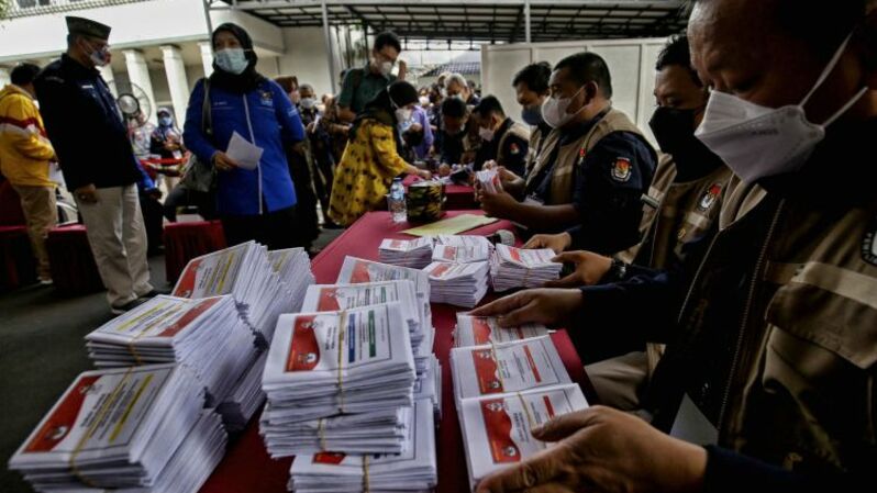 Petugas merapikan surat kertas suara dalam simulasi pelaksanaan pemungutan suara di kantor KPU Pusat, Jakarta, Selasa (22/3/2022). Foto: BeritaSatuPhoto/Joanito De Saojoao 