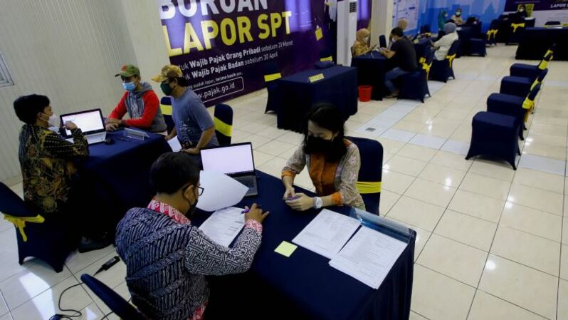 Warga melaporkan Surat Pemberitahuan Tahunan (SPT) di Kantor Pelayanan Pajak Pratama Tanah Abang, Jakarta Pusat, Rabu (23/3/2022). Foto: BeritaSatuPhoto/Joanito De Saojoao