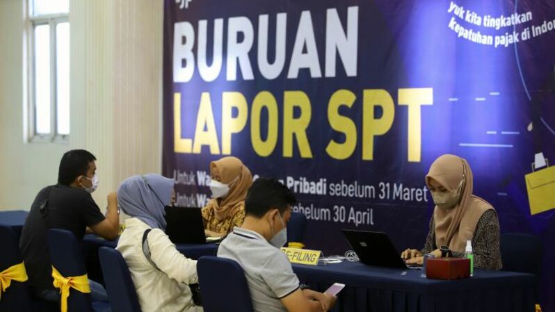 Warga melaporkan Surat Pemberitahuan Tahunan (SPT) di Kantor Pelayanan Pajak Pratama Tanah Abang, Jakarta Pusat, Foto: BeritaSatuPhoto/Joanito De Saojoao