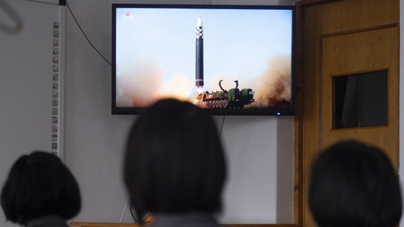 Siswa Universitas Perdagangan Jang Chol Gu Pyongyang pada 25 Maret 2022 menonton cuplikan peluncuran rudal Hwasong-17 sehari sebelumnya. Ini adalah uji coba ICBM pertama Korea Utara sejak 2017. (FOTO: KIM WON JIN / AFP)