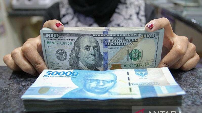 Nilai tukar rupiah terhadap dolar AS yang ditransaksikan antarbank di Jakarta Senin pagi, melemah tertekan perang yang masih berlangsung. 
Sumber : Antara