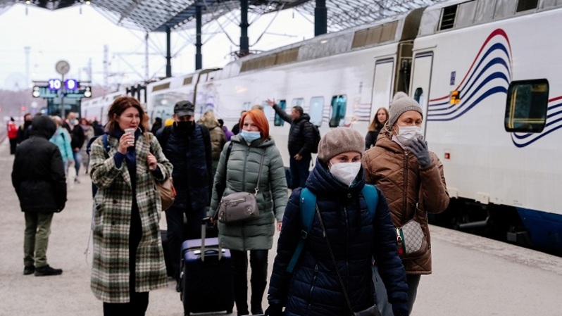 Penumpang turun dari kereta Allegro terakhir dari St Petersburg, Rusia, di stasiun kereta api pusat di Helsinki, Finlandia pada 27 Maret 2022. Layanan kereta Allegro, salah satu dari sedikit rute yang tersisa dari Rusia ke UE dihentikan sementara mulai 28 Maret 2022. (FOTO: ALESSANDRO RAMPAZZO / AFP)