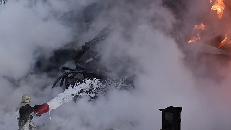 Petugas pemadam kebakaran berusaha memadamkan api yang berkobar di salah satu lokasi industri penyimpanan bahan bakar di Lutsk, Ukraina barat laut, diakibatkan oleh penembakan militer Rusia pada 27 Maret 2022. (FOTO: State Emergency Service of Ukraine / AFP)