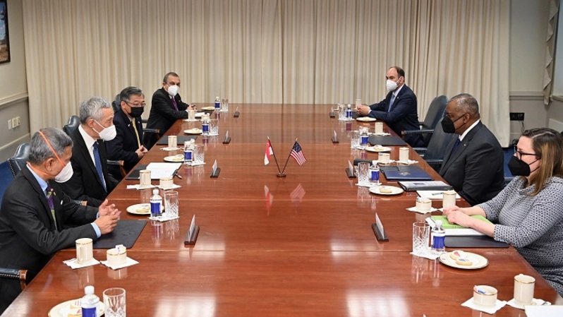 Menteri Pertahanan AS Lloyd Austin (dua dari kanan) bertemu dengan Perdana Menteri Singapura Lee Hsien Loong (dua dari kiri) di Pentagon, Washington, DC pada 28 Maret 2022. (FOTO: MANDEL NGAN / AFP)