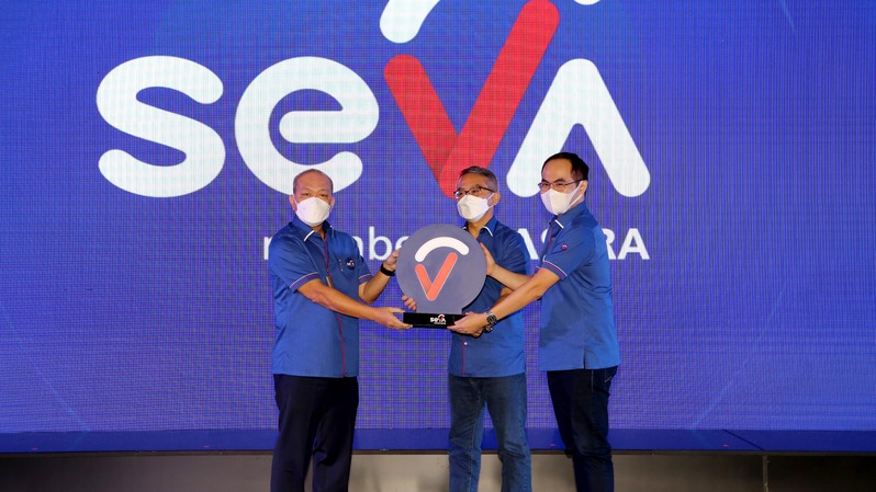 Director in Charge Astra Financial - Suparno Djasmin menyerahkan plakat kepada Co-CEO SEVA - Handoko Liem dan CK Yap. 