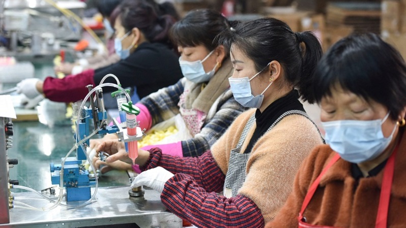 Karyawan bekerja di jalur perakitan yang memproduksi speaker di sebuah pabrik daerah Linquan, Fuyang, Provinsi Anhui timur Tiongkok, belum lama ini. (FOTO: STR / AFP)