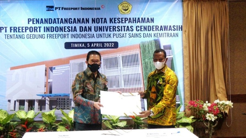 Freeport menandatangani MoU di Hotel Rimba Papua, Timika, Selasa (5/4/2022), terkait pembangunan gedung pusat sains dan kemitraan di Uncen. (Foto: IST) 
