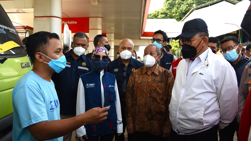 Menteri ESDM Arifin Tasrif didampingi Direktur Utama PT Pertamina (Persero) Nicke Widyawati melakukan inspeksi mendadak (sidak) di lima Stasiun Pengisian Bahan Bakar Umum (SPBU) di Kalimantan Timur, khususnya di Kota Samarinda, Kamis (7/4/2022).