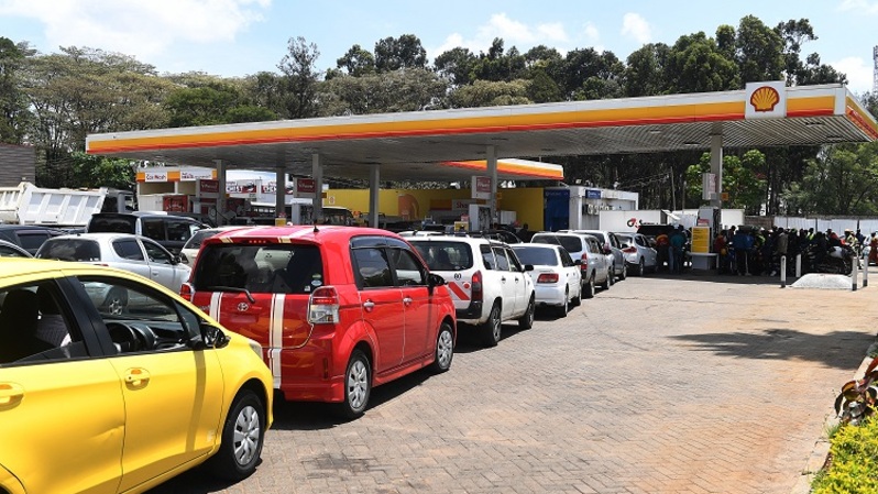 Pengemudi mengantre untuk bahan bakar di pompa bensin Shell di Nairobi, Kenya pada 4 April 2022, ketika negara mulai kekurangan bahan bakar utama. (FOTO: SIMON MAINA / AFP)