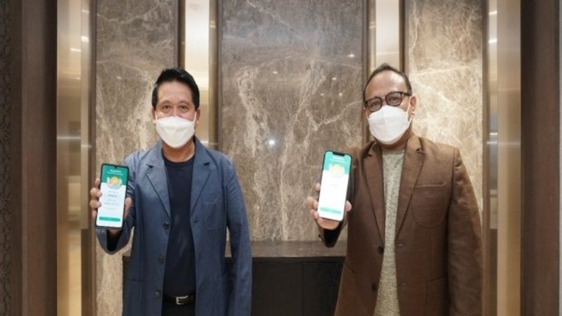 Direktur Utama PT Bank Syariah Indonesia Tbk  Hery Gunardi (kiri) bersama Direktur Information Technology PT Bank Syariah Indonesia Tbk Achmad Syafii (kanan)  memperlihatkan  aplikasi BSI Mobile, yang  dinobatkan sebagai mobile banking terbaik untuk kategori bank umum syariah.
 