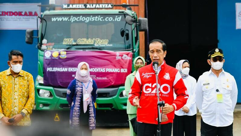 Menteri Pertanian (Mentan) Syahrul Yasin Limpo mendampingi Presiden Joko Widodo (Jokowi) melepas ekspor komoditas pinang biji di Provinsi Jami, Kamis 8 April 2022. (Foto: Dok. Kementan)