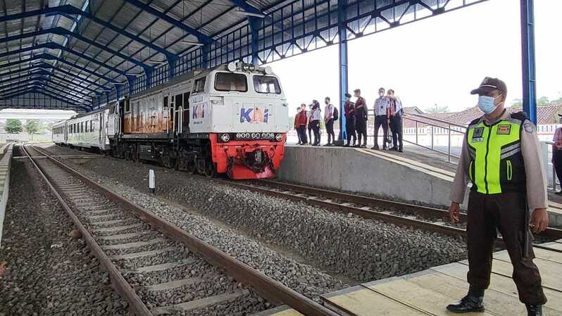KAI Daop 1 Jakarta mengoperasikan kembali KA Pangrango mulai Minggu, 10 April 2022 besok.
