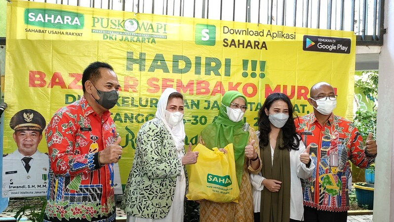 Pendiri dan Ketua Umum Sahara, Sharmila (dua dari kiri) saat menggelar bazar sembako murah di Jakarta Pusat 